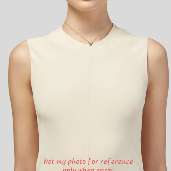 LV Essential V Necklace - Picture 12 of 12